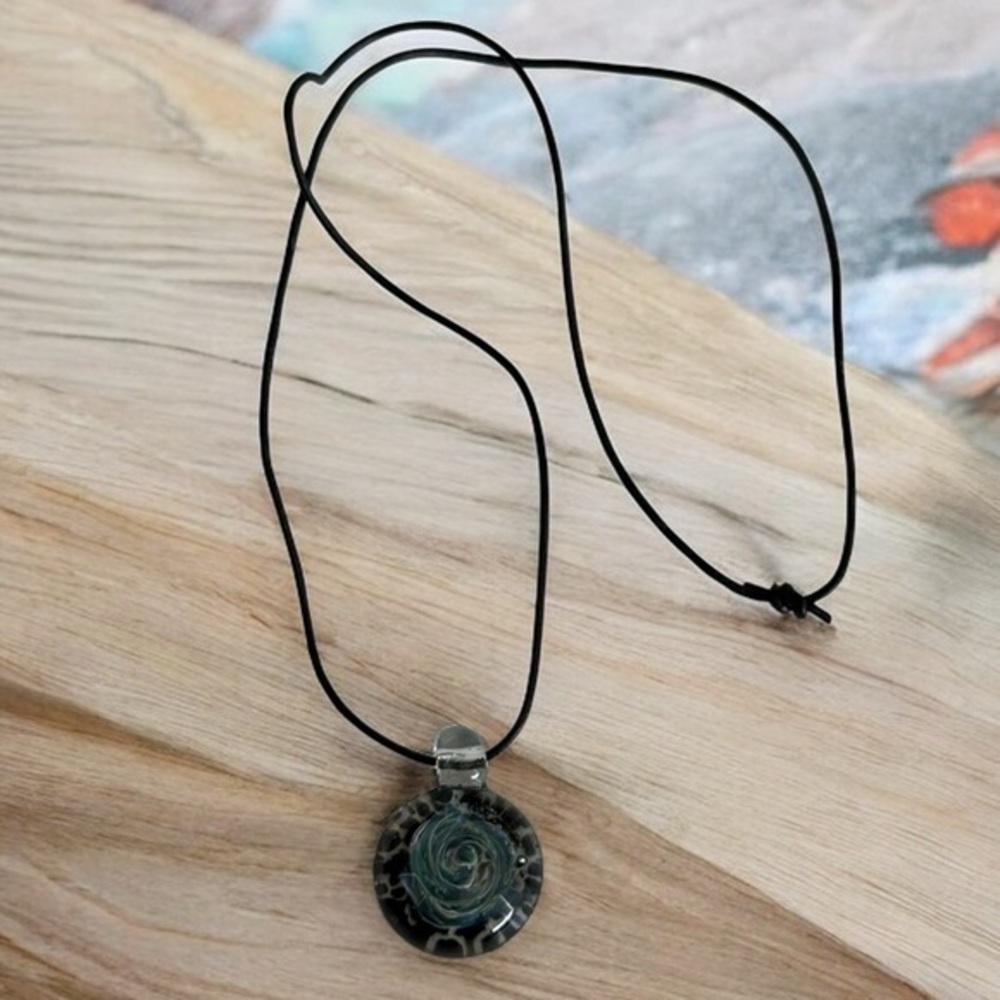 🫶🏻 Elegant Blue Black and Silver Glass Pendant Necklace - Picture 1 of 1